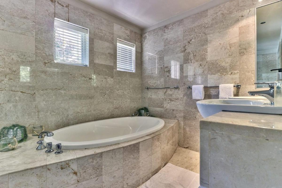 Lush Family Home In Prestigious Area Cape Town Bagian luar foto